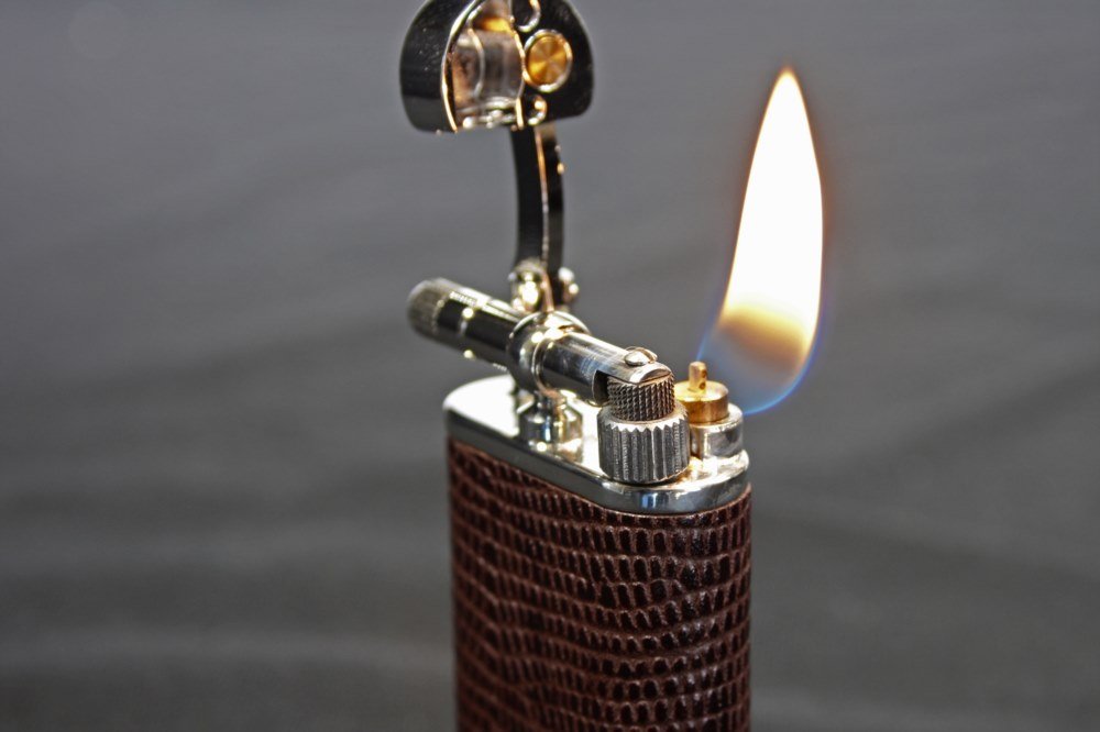 Pearl Pfeifenfeuerzeug Stanley Rindleder mit Eidechsenprägung