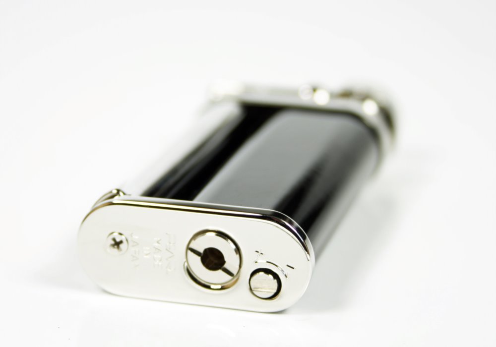 Pearl Pfeifenfeuerzeug Eddie schwarz-silberfarben