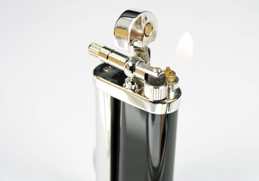 Pearl Pfeifenfeuerzeug Eddie schwarz-silberfarben