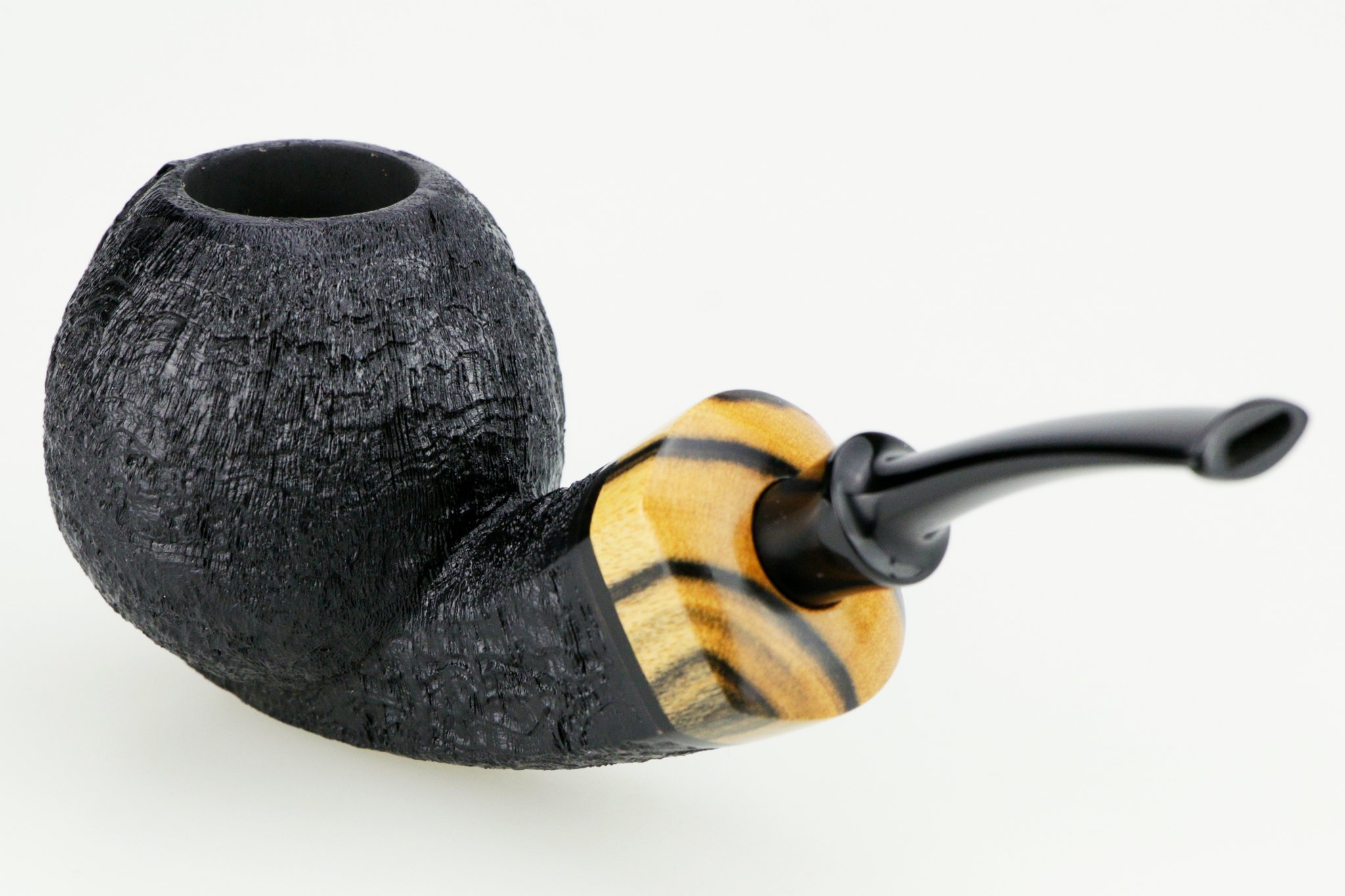 Sabina_Pipes_Sandblasted_Bent_Apple_with_Black_and_White_Ebony_02